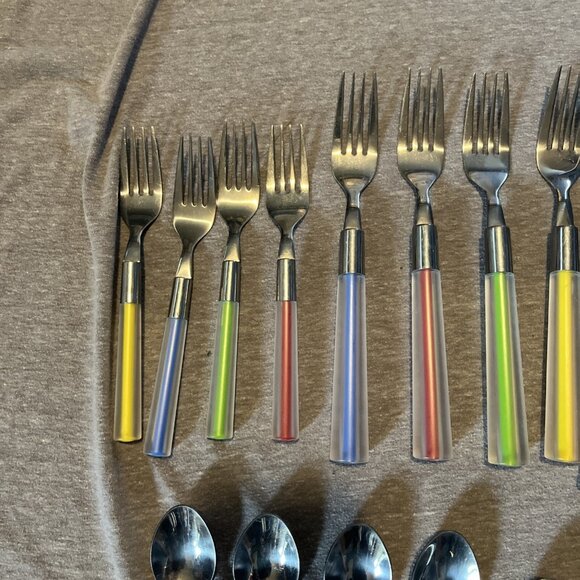 Oneida 20 Piece Flatware Set FROST SORBET Red Blue Green Yellow - Picture 6 of 6
